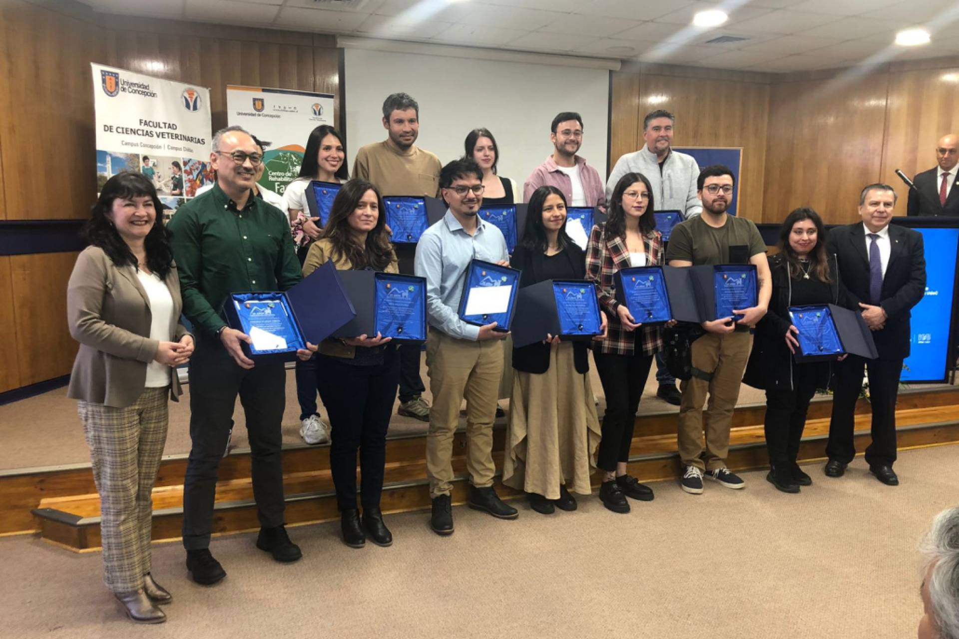 Emotiva ceremonia de conmemoración del aniversario 50 desde que la carrera de medicina veterinaria se imparte en el Campus Chillán y 20 aniversario del CRFS-UdeC