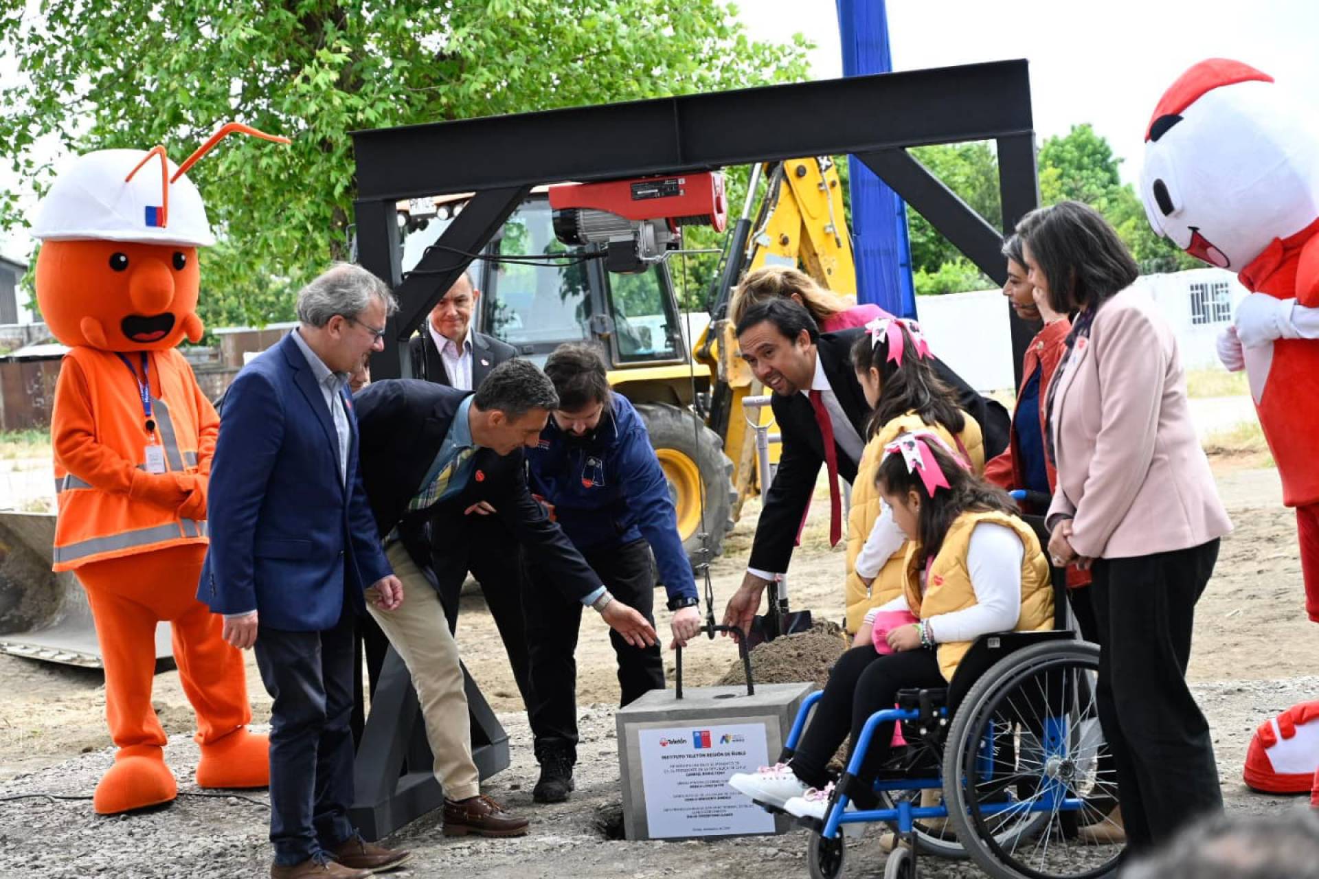 Primera piedra del Instituto Teletón de Chillán es colocada con presencia presidencial.