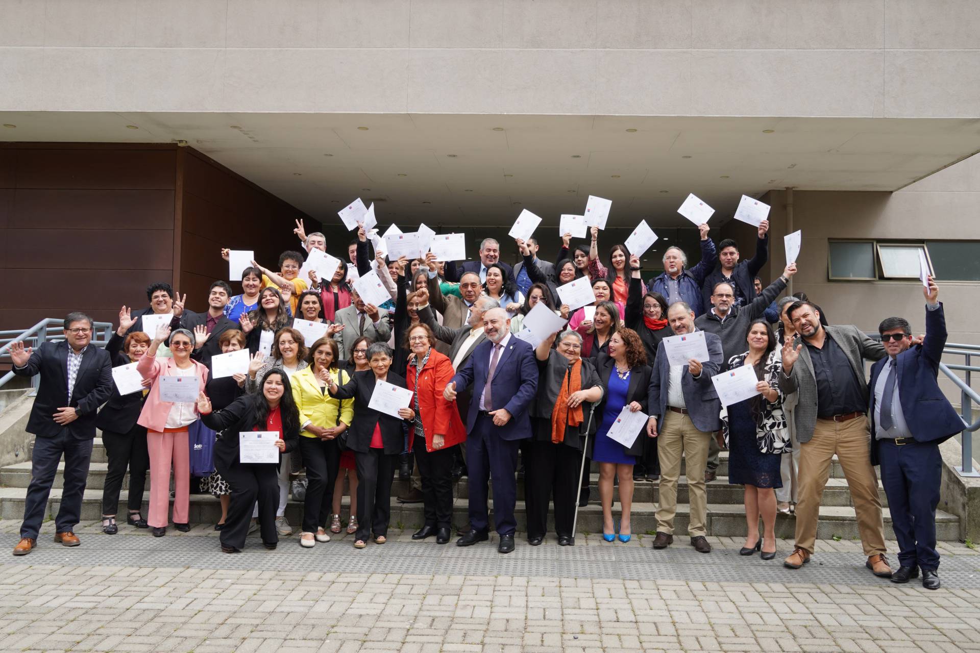 Más de 40 dirigentas/es son certificados por el ministro Montes tras ciclo formativo del Minvu y la UBB