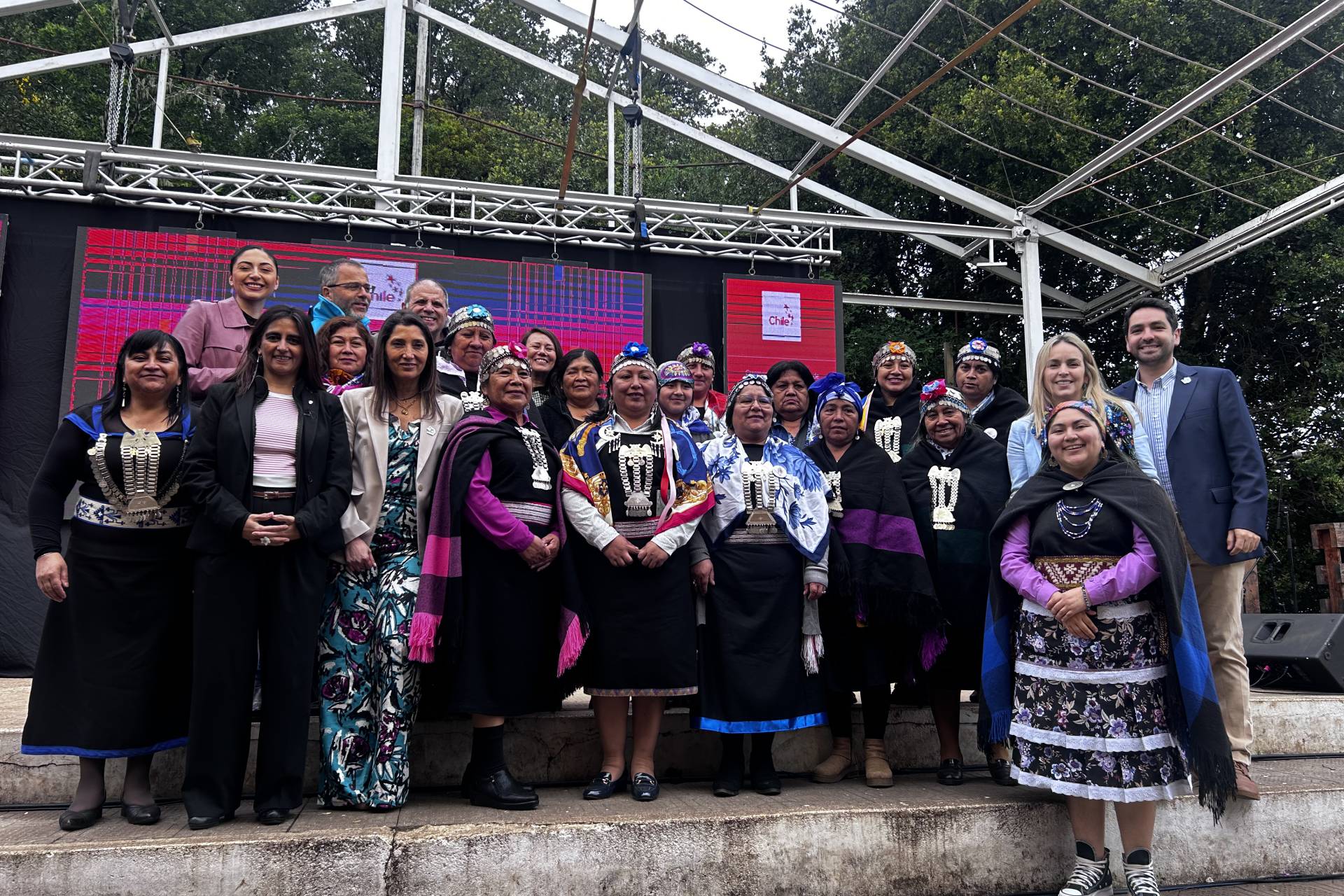 Tejedoras mapuches entregan el Manto de Chile para participación en Expo Osaka 2025