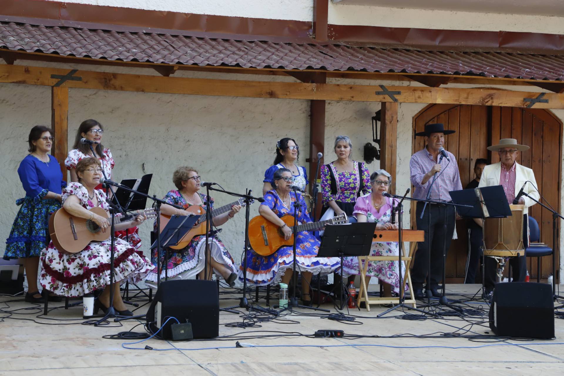 Adultos mayores brillan en exitosa gala artística en Chillán Viejo Más de 20 talleres culturales y de manualidades presentaron sus trabajos en el Parque Monumental, cerrando un año lleno de creatividad y aprendizaje.