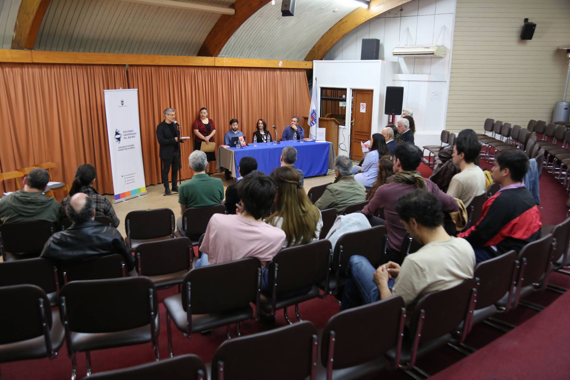 Ediciones UBB lanzó libro que releva el trabajo del dramaturgo Roberto Navarrete Troncoso