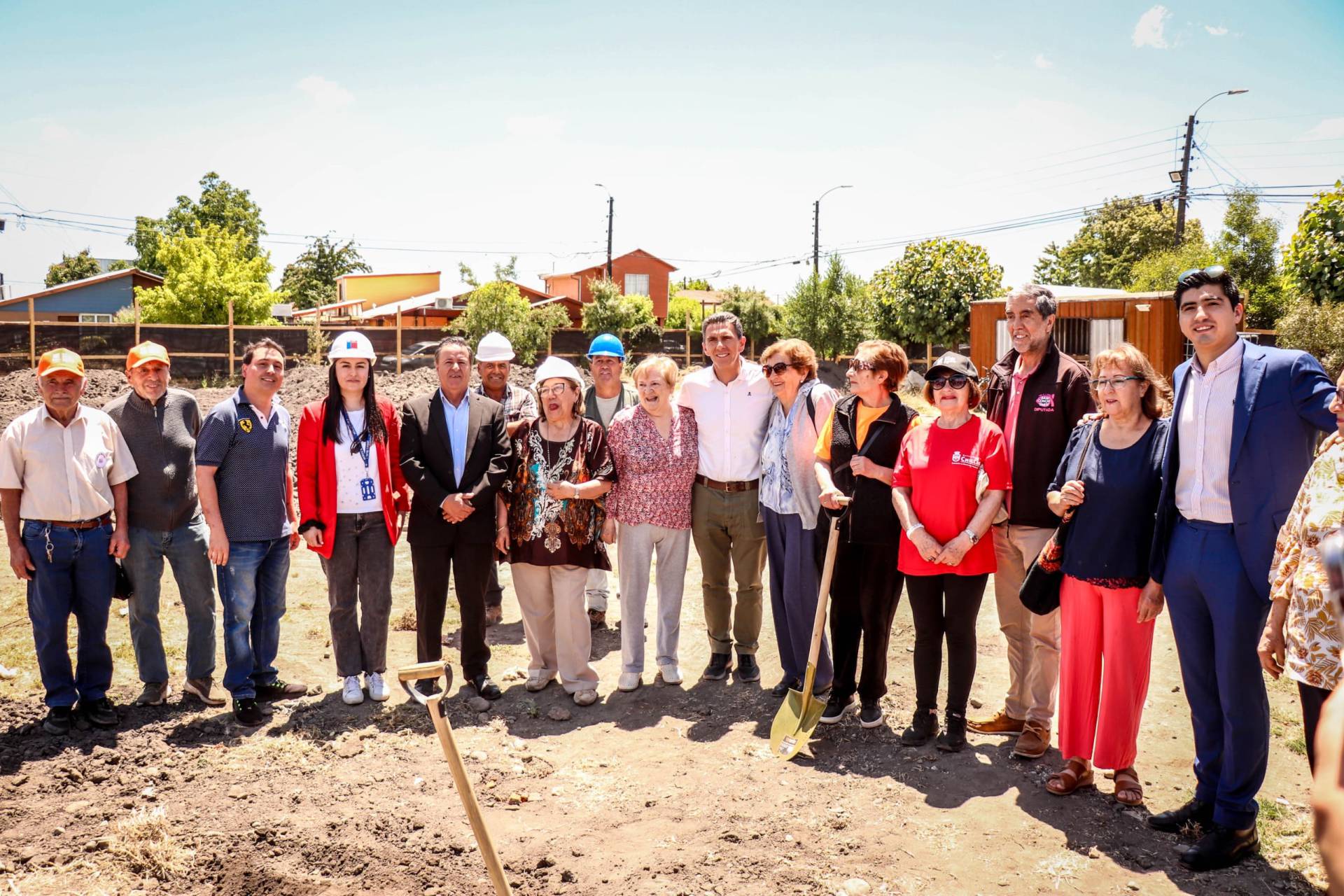 Colocan 1° Piedra del Centro del Adulto Mayor de Sarita Gajardo