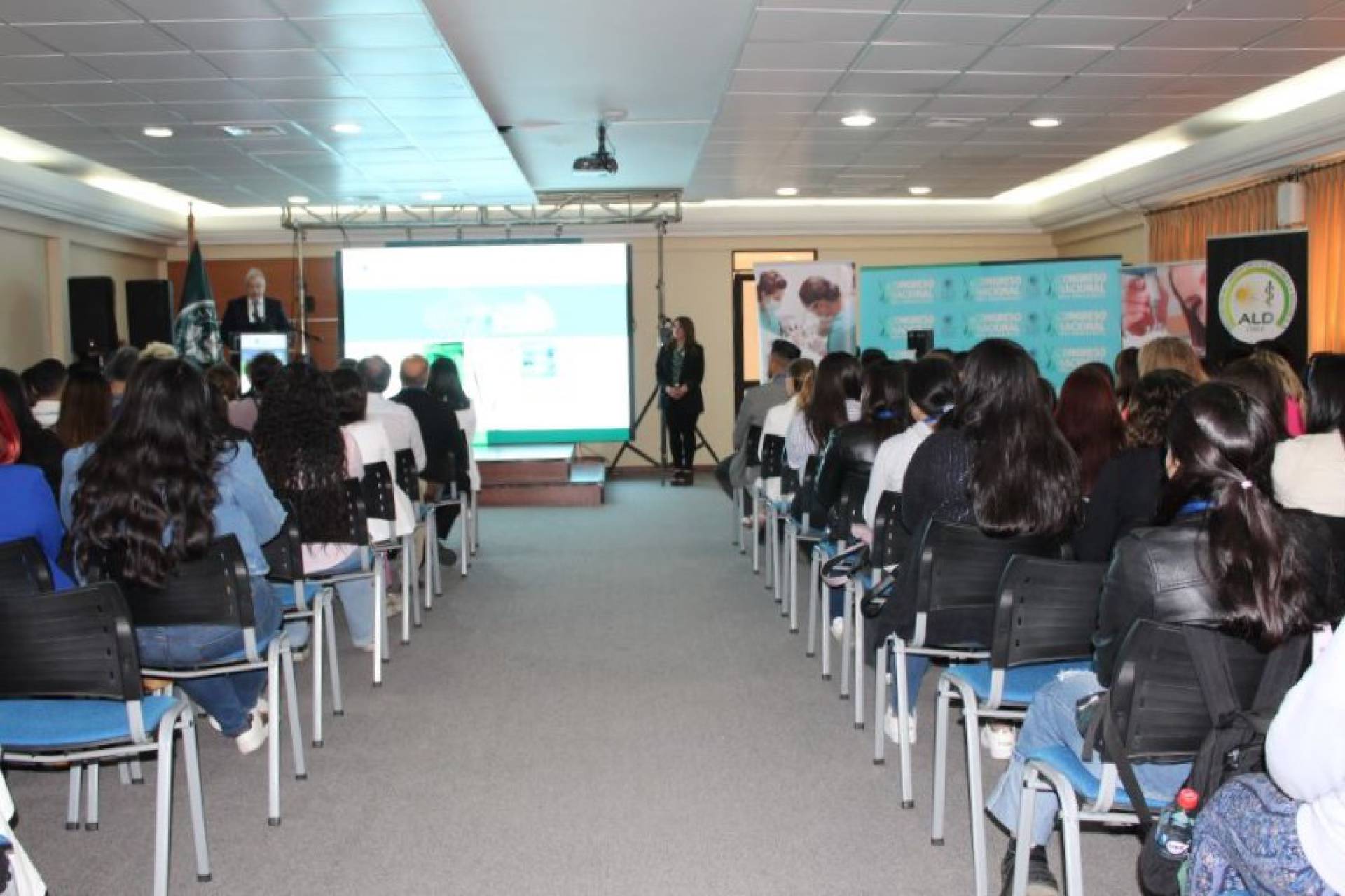 Profesionales y estudiantes fortalecen competencias en Congreso Nacional  de Odontología de Santo Tomás