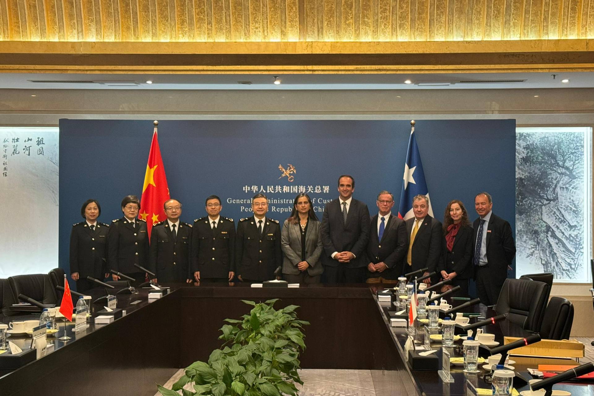 Chile y China firman protocolos para ampliar las exportaciones de frutas y carne