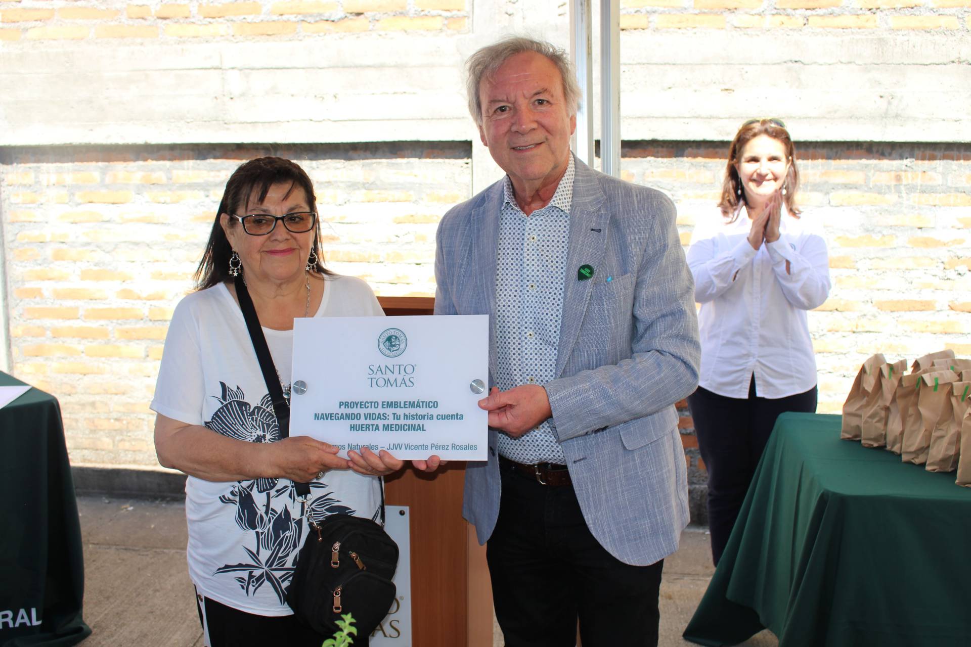 Vecinos de Chillán inauguran huerta medicinal comunitaria en colaboración con Santo Tomás