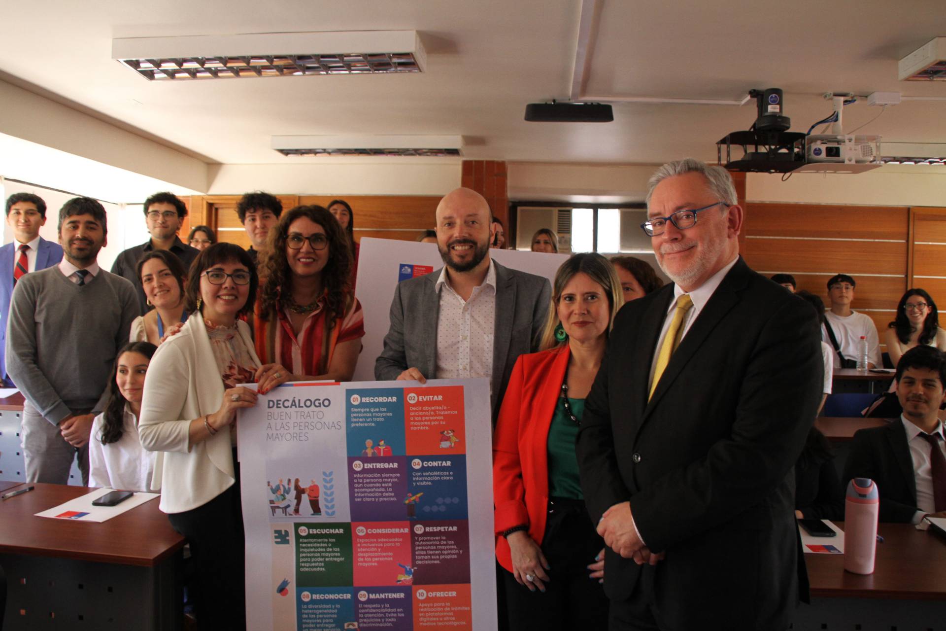 Firman compromiso para promover el buen trato hacia las personas mayores