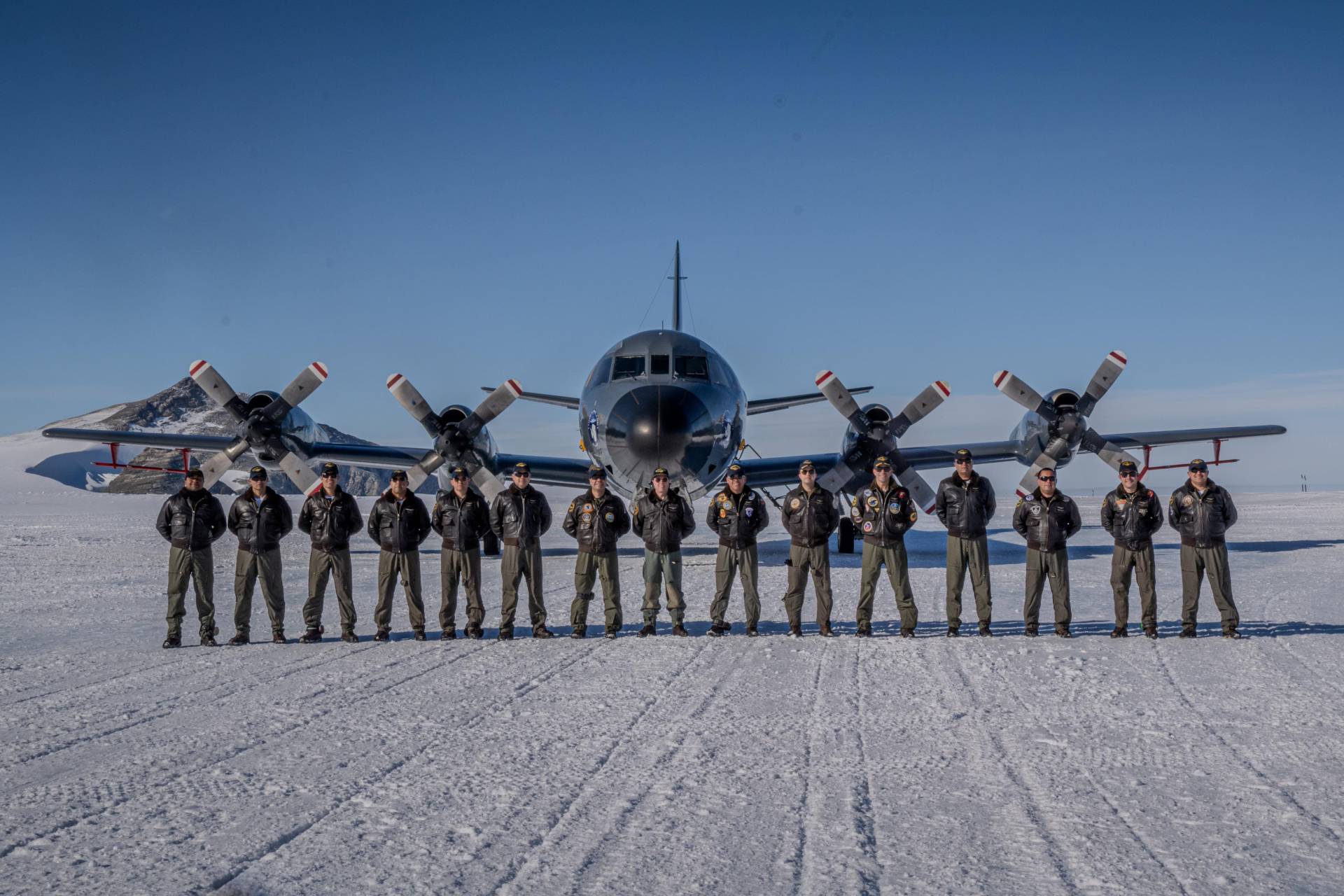 Avión de la Armada de Chile y equipo del Centro de Estudios Científicos aterrizan en Glaciar unión – Antártica y marcan un hito en la Aviación Naval chilena