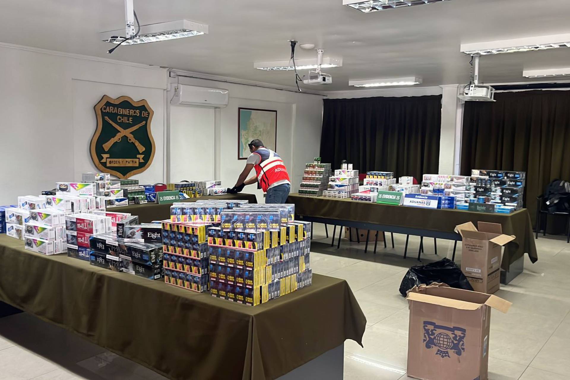 Trabajo conjunto de Aduanas y Carabineros evita comercialización de más de 5.500 cajetillas de cigarrillos de contrabando en Talcahuano