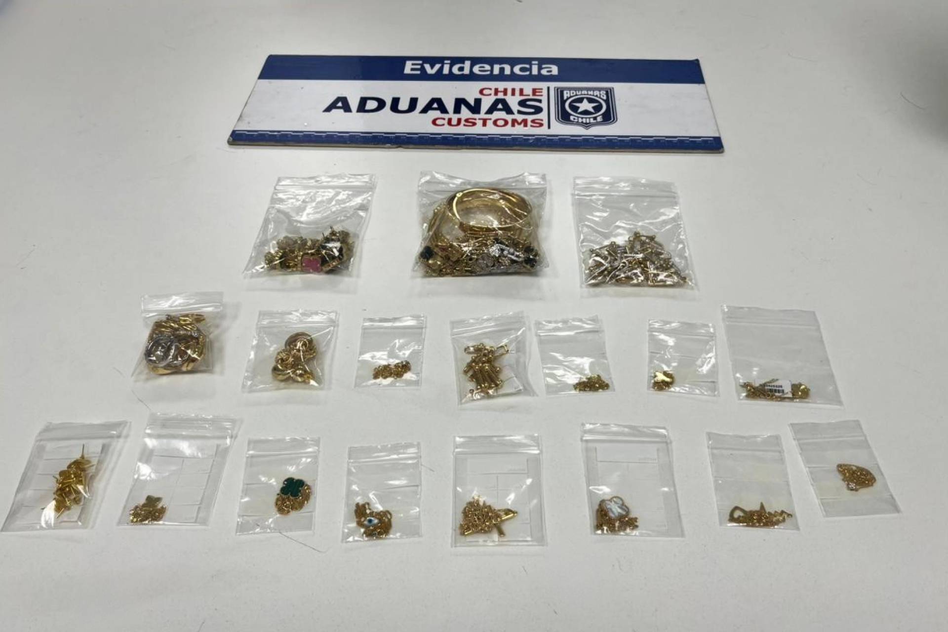 Aduanas sorprende a pareja ingresando a Chile vía aeropuerto con más de 26 millones en joyas ocultas entre sus ropas
