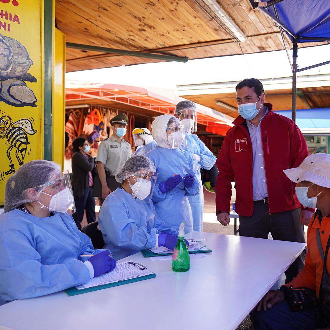 Intendente Jardúa y Seremi de Salud inspeccionan funcionamiento del primer PCR móvil de Ñuble