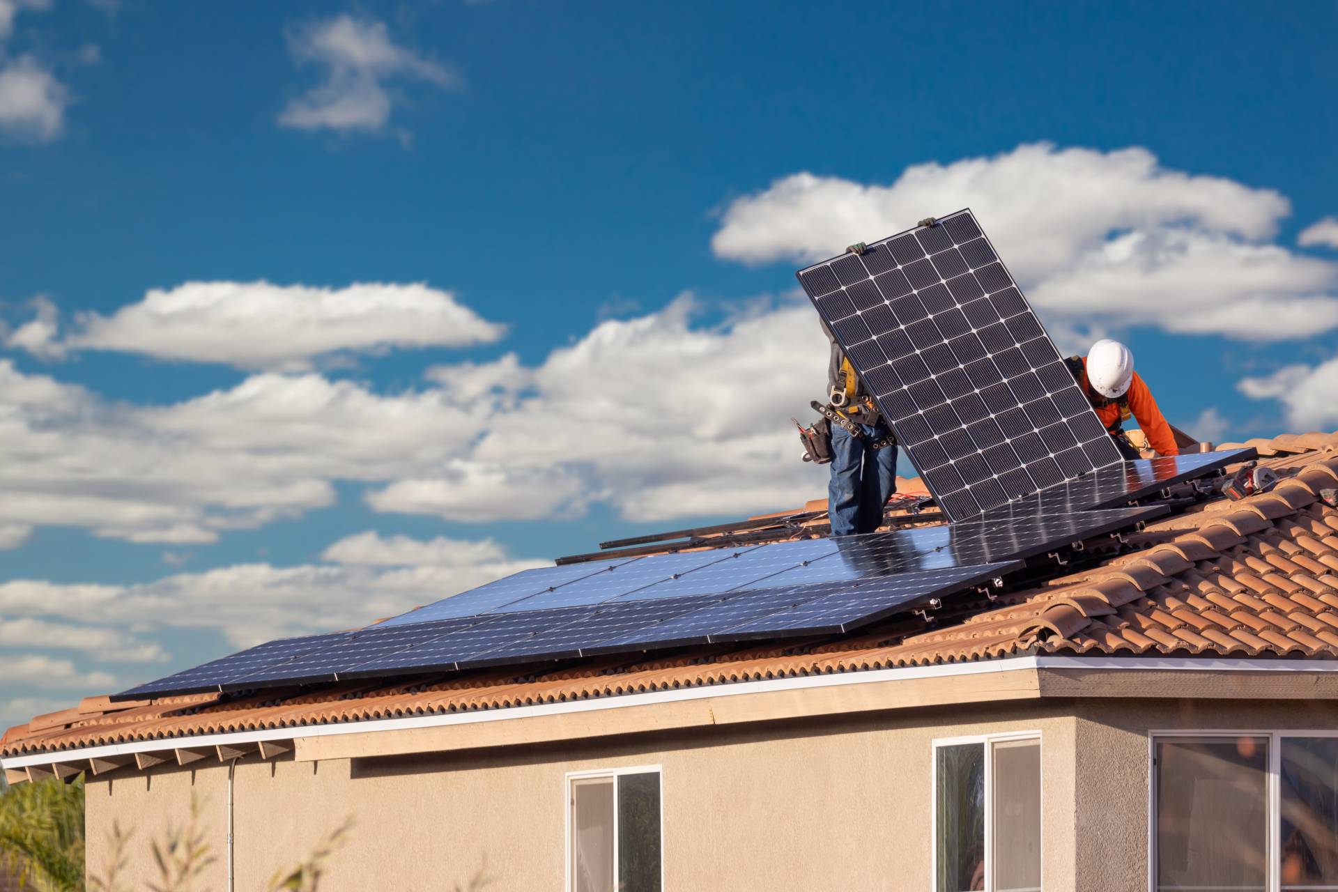 Alza en las cuentas de la luz impulsa demanda por paneles solares en casas de la RM