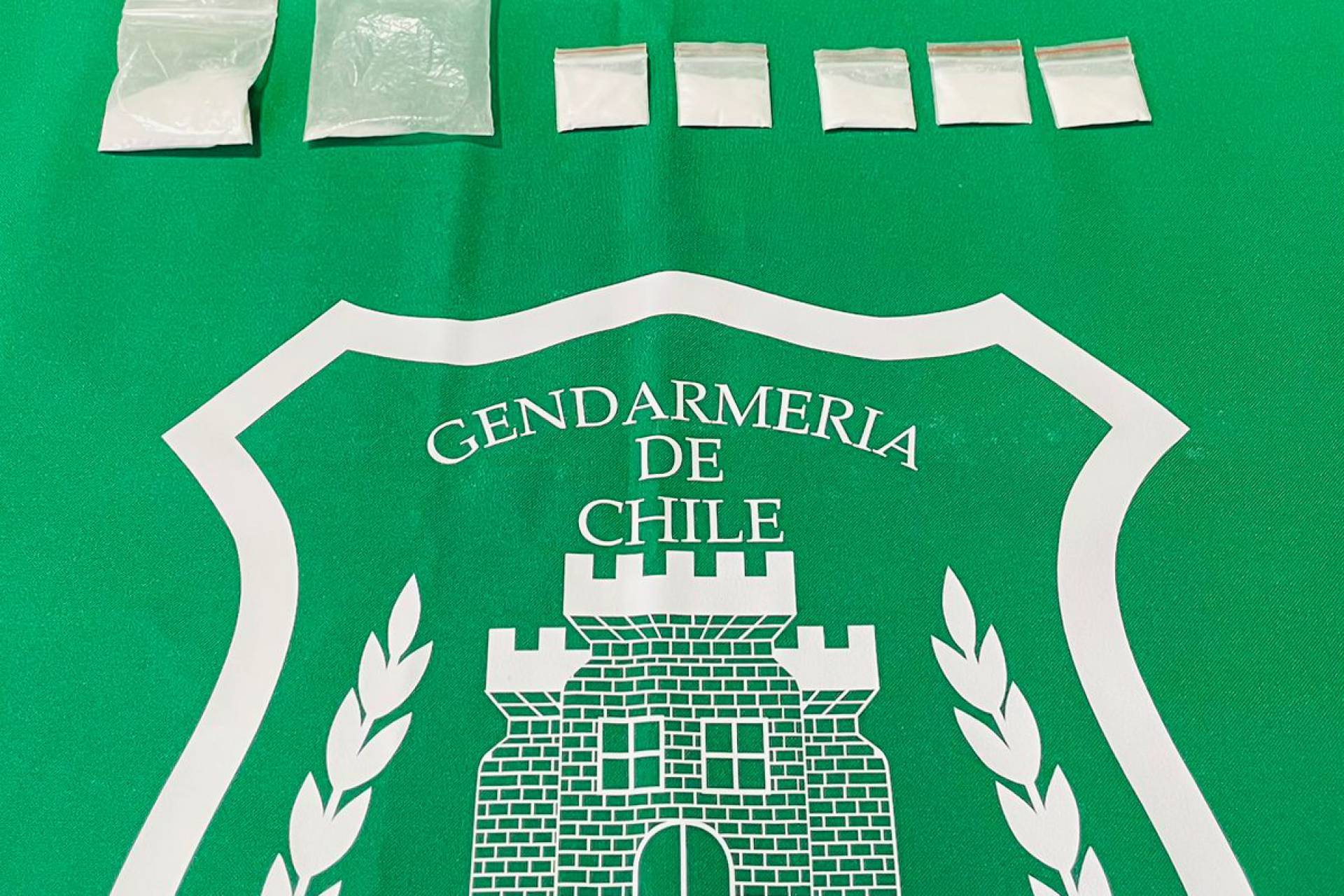 Gendarmería incauta droga escondida en zapatillas en penal femenino de Bulnes.