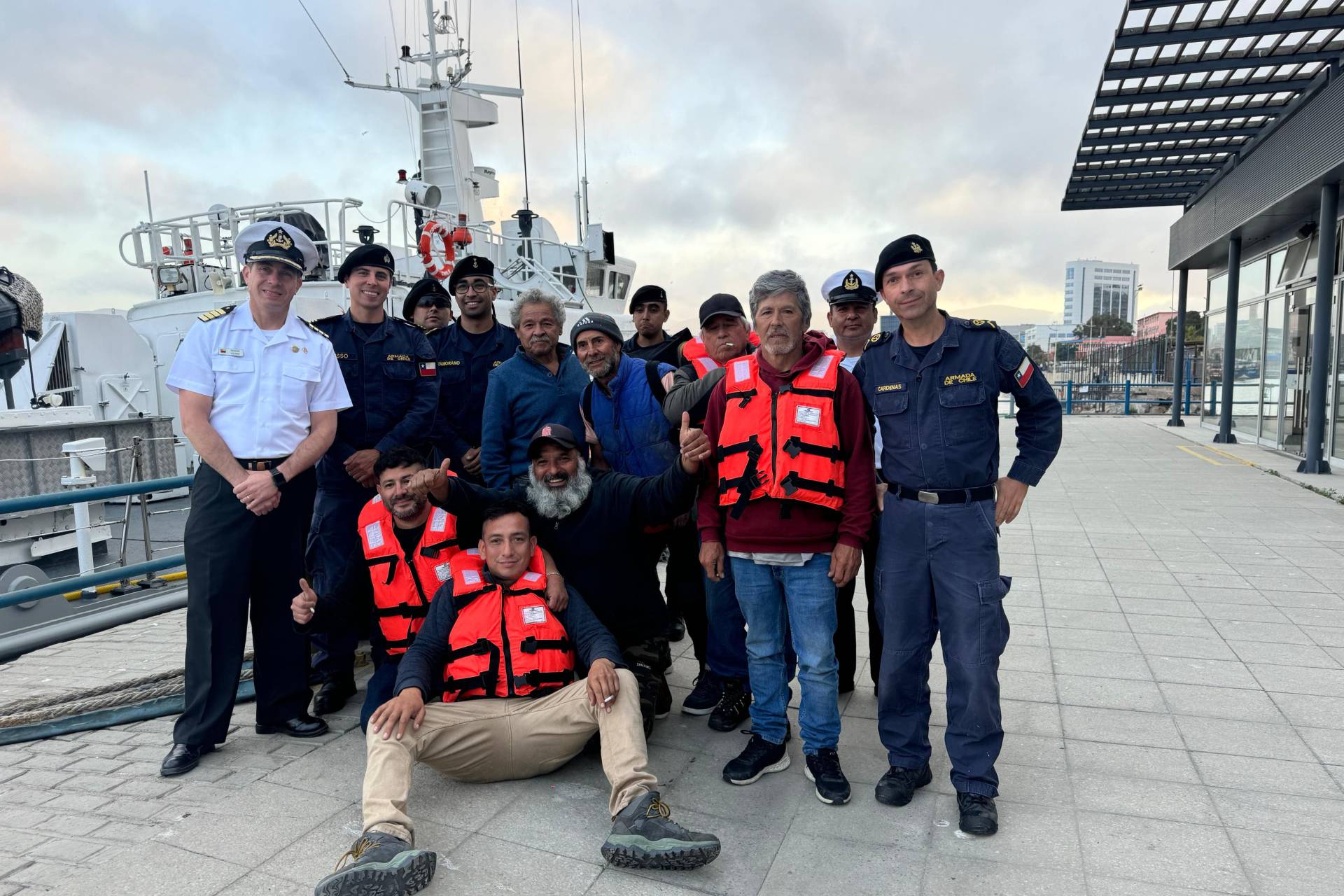 Armada de Chile lidera rescate de siete personas en altamar en Coquimbo