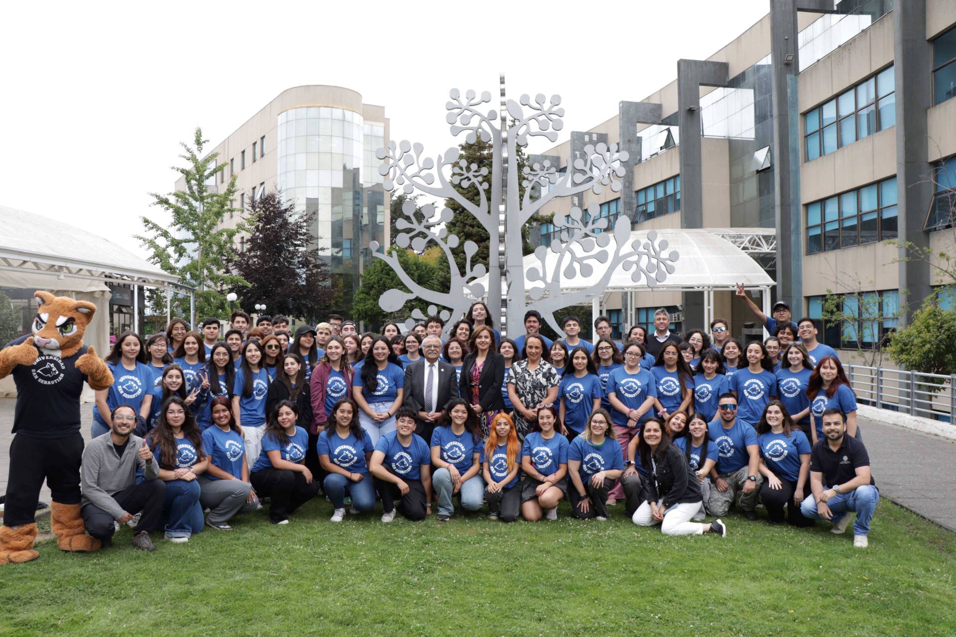 Solidaridad universitaria: 76 estudiantes renuevan escuelas en Los Álamos