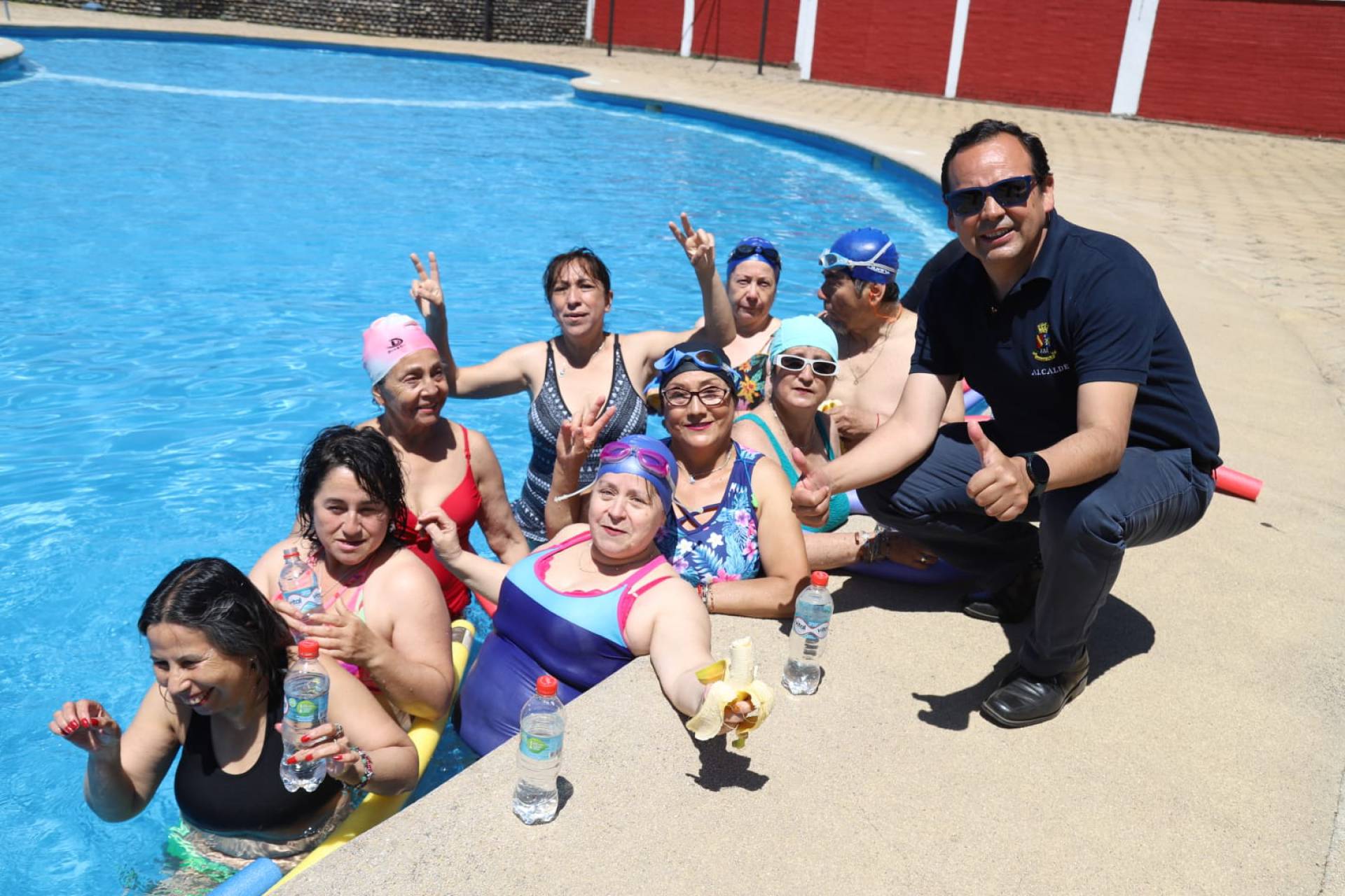 Éxito en Chillán Viejo: Inician talleres de natación para niños, jóvenes y adultos mayores