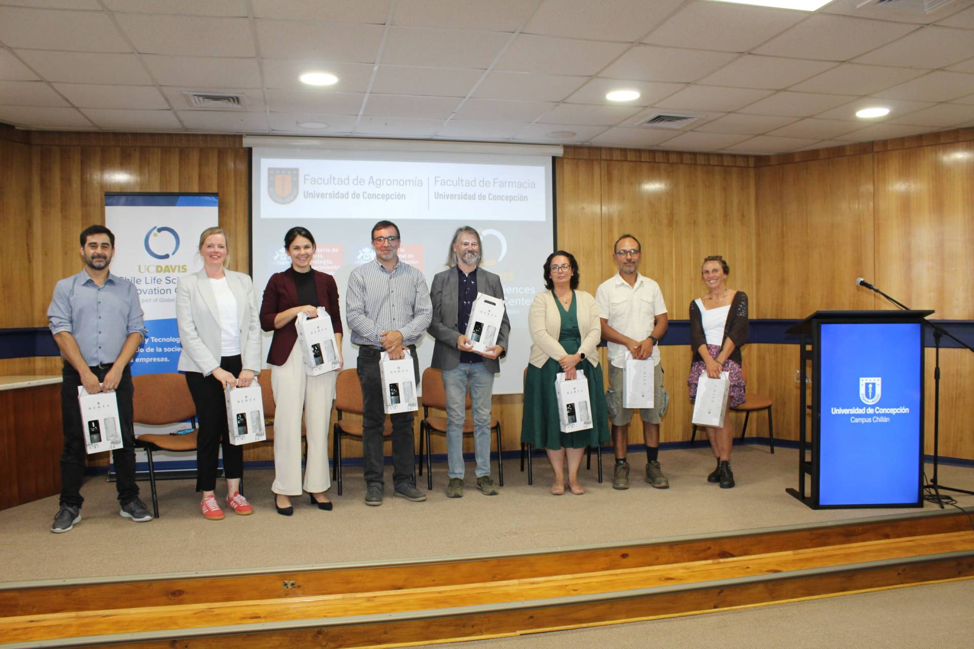 Científicos de Chile y California trabajan en herramienta para predecir la contaminación de uvas y vinos tras incendios forestales.