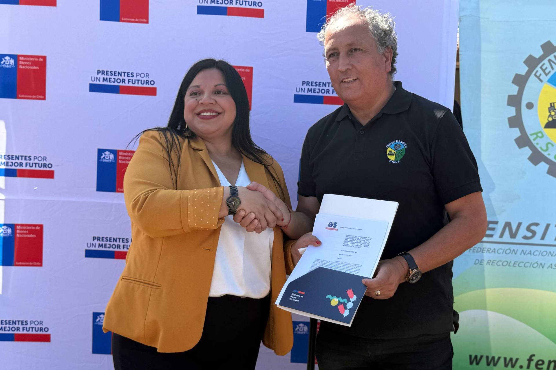 Trabajadores de residuos domiciliarios reciben inmueble fiscal para la creación de la “Casa del Recolector y Recolectora” en La Florida.