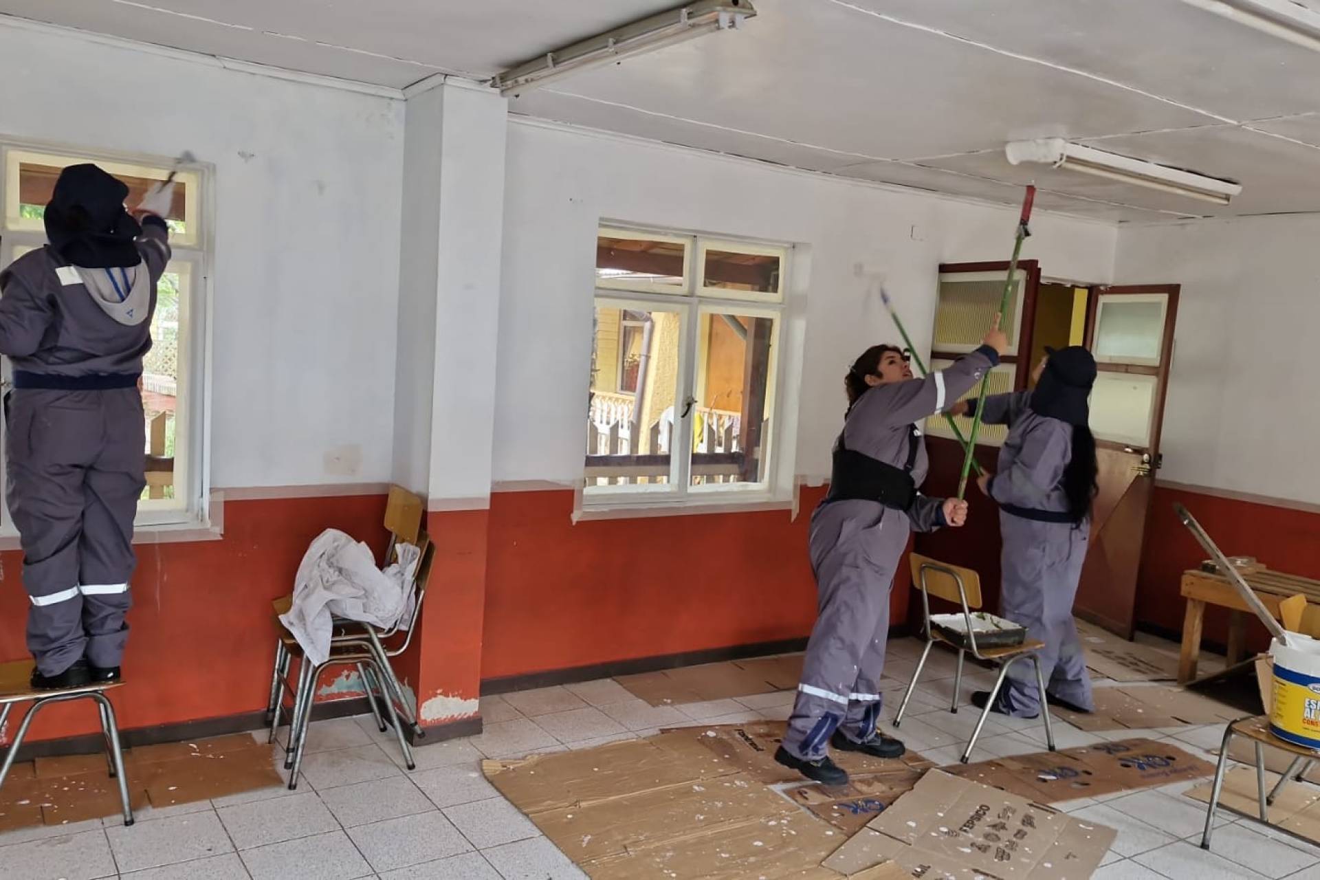 Sence reduce brechas de género en Ñuble, capacitando a mujeres en construcción