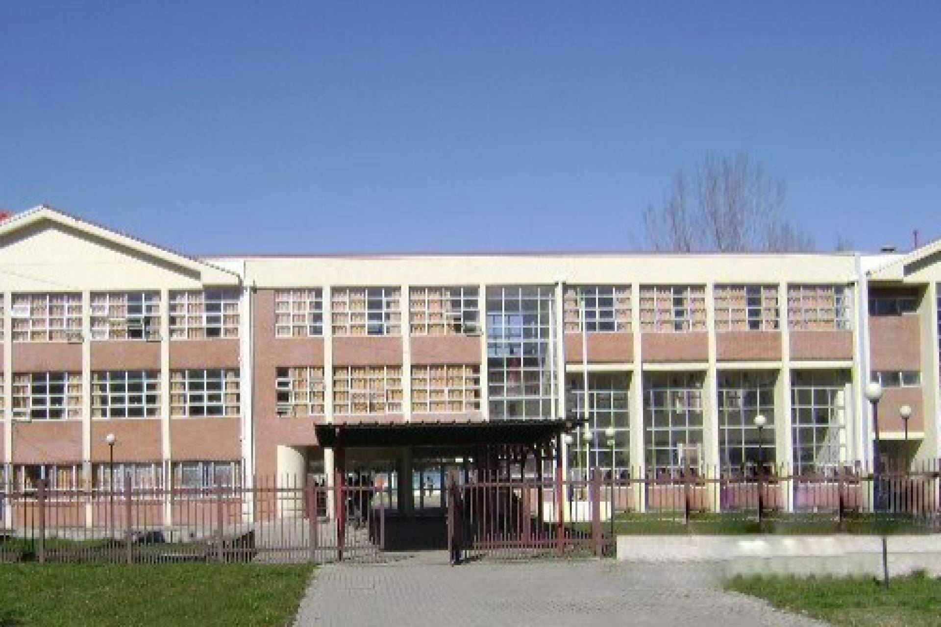 Seremi de Educación y Delegado Presidencial se reúnen con la comunidad educativa de Trehuaco y refuerzan medidas de seguridad escolar.