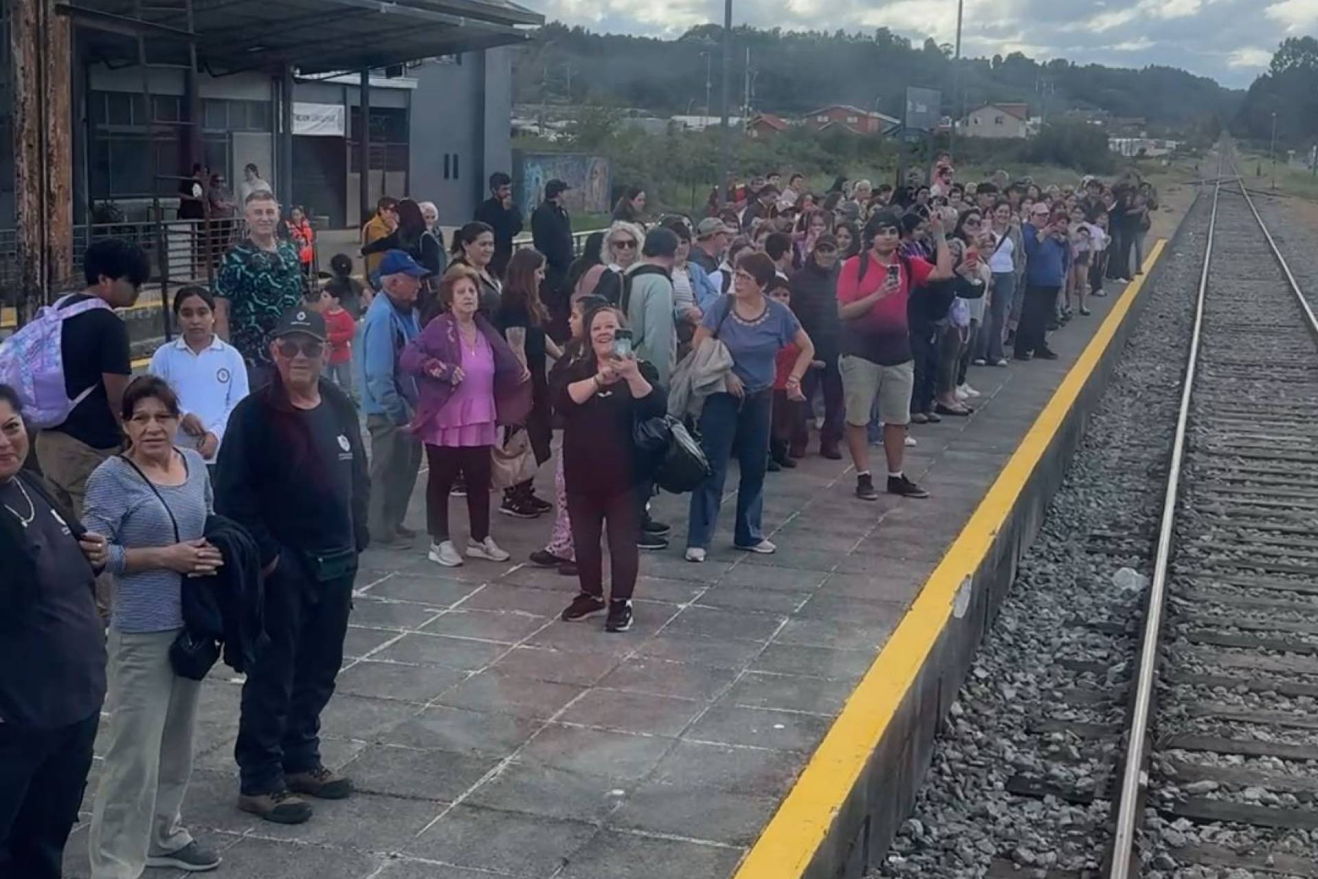 Centenares de vecinos de Llanquihue vivieron la experiencia del tren y conocieron cómo funcionará la intermodalidad con buses