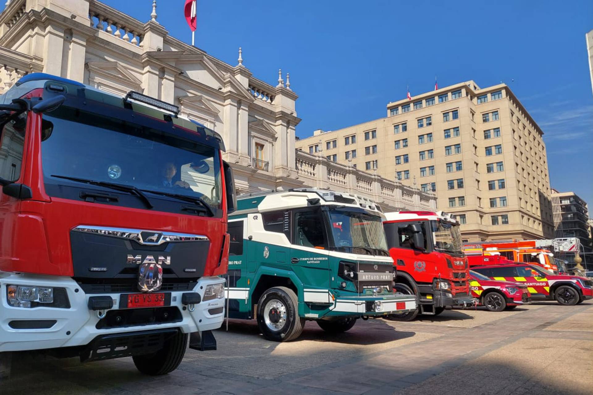 Bomberos de Santiago moderniza su flota con el primer carro bomba eléctrico de Latinoamérica