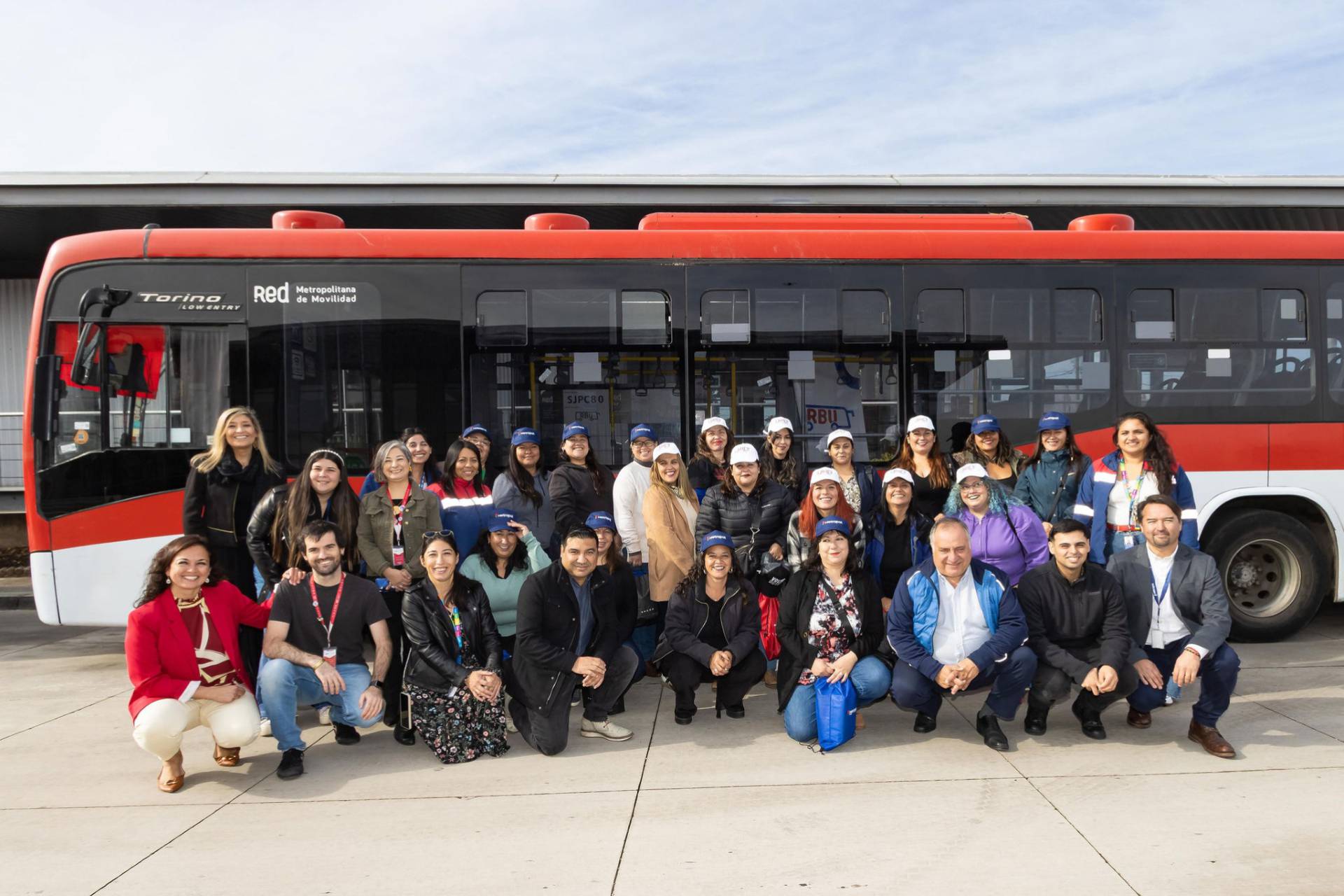 20 nuevas seleccionadas inician su formación como conductoras profesionales en el sistema RED Movilidad gracias al programa “Iron Women – Más Conductoras” impulsado por Volvo Chile