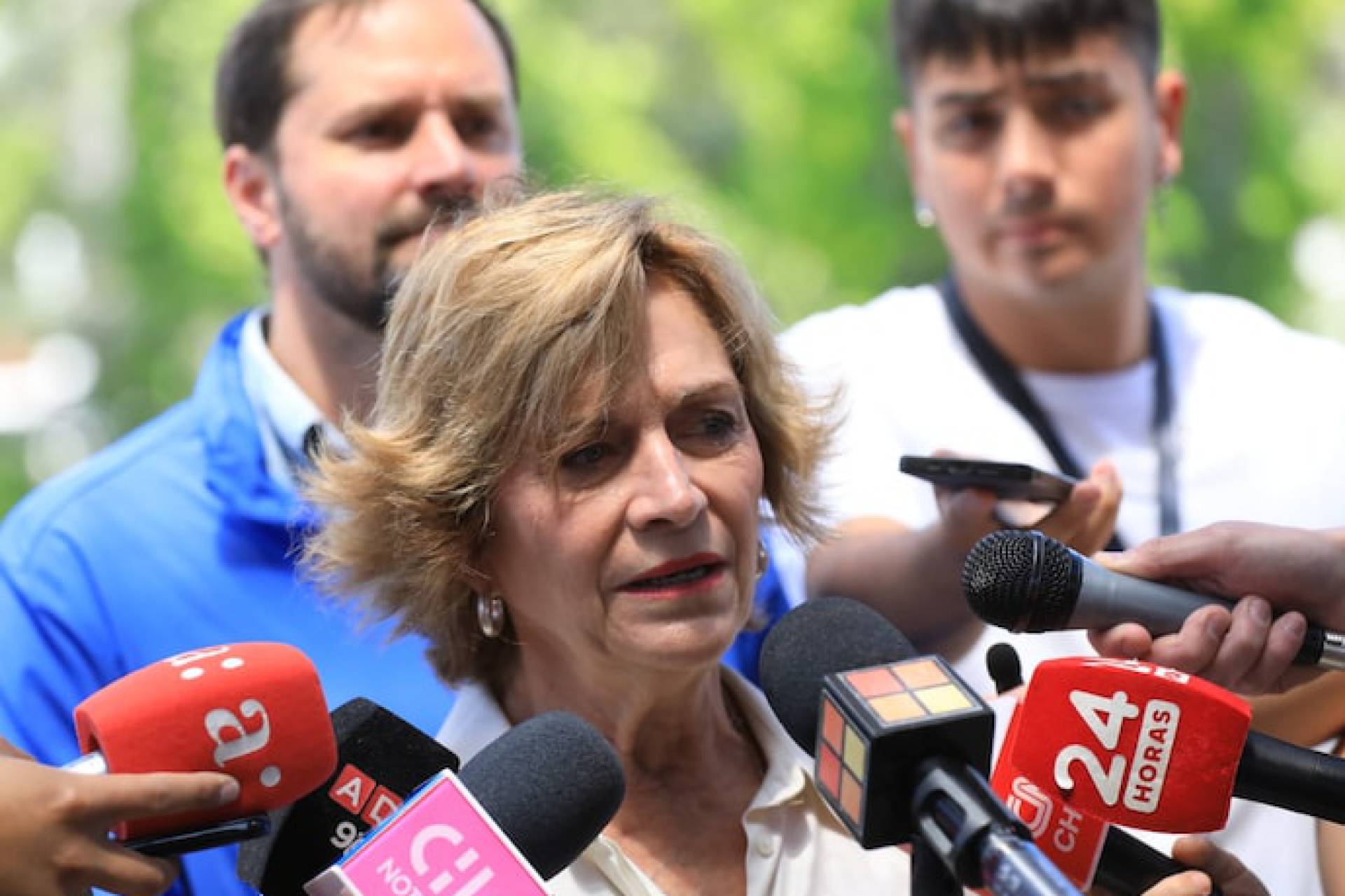 Evelyn Matthei defiende al Tribunal Constitucional y rechaza las críticas tras destitución de Isabel Allende.