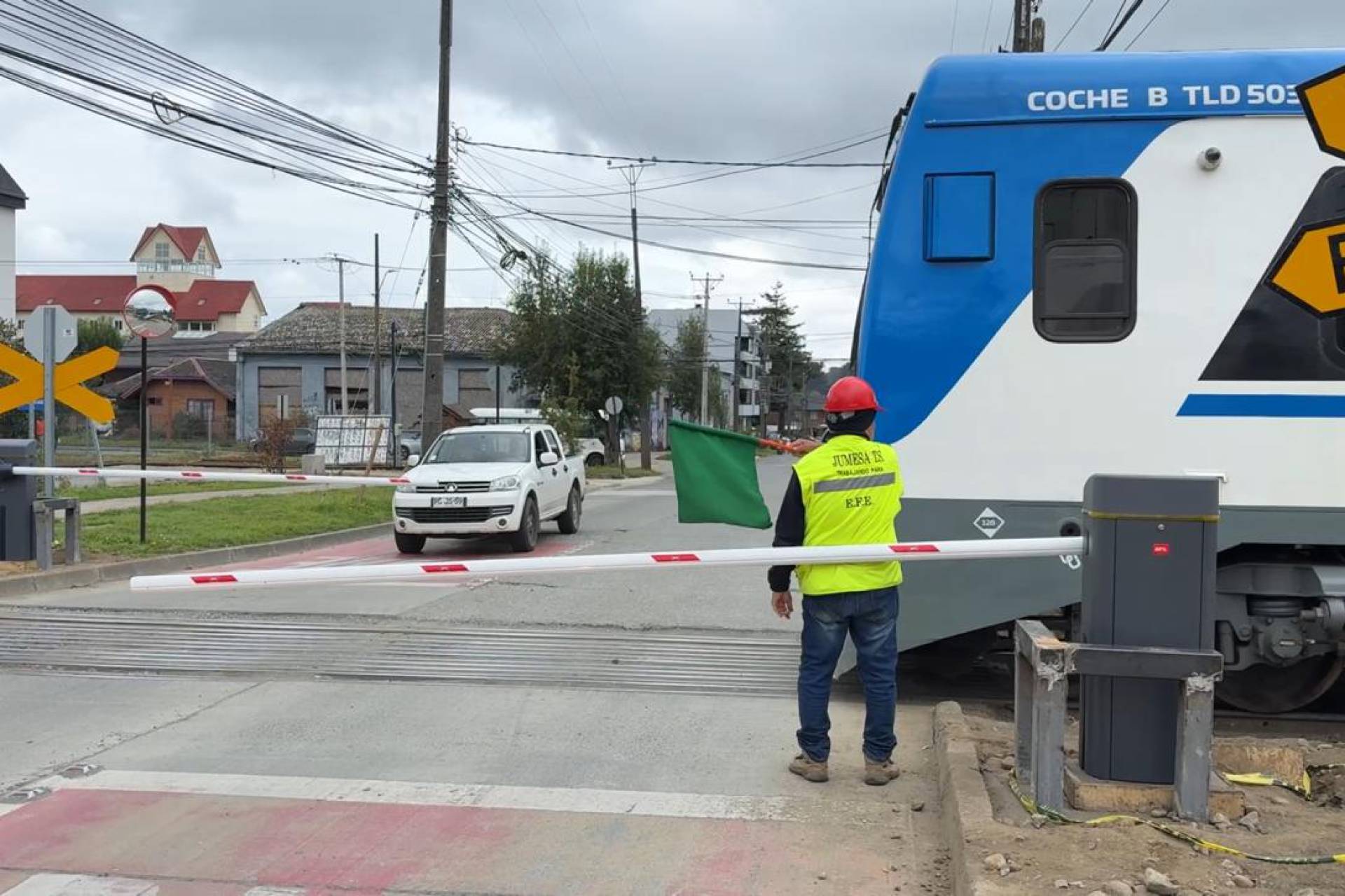 EFE da un nuevo paso en la seguridad de cruces ferroviarios en Los Lagos con instalación de barreras