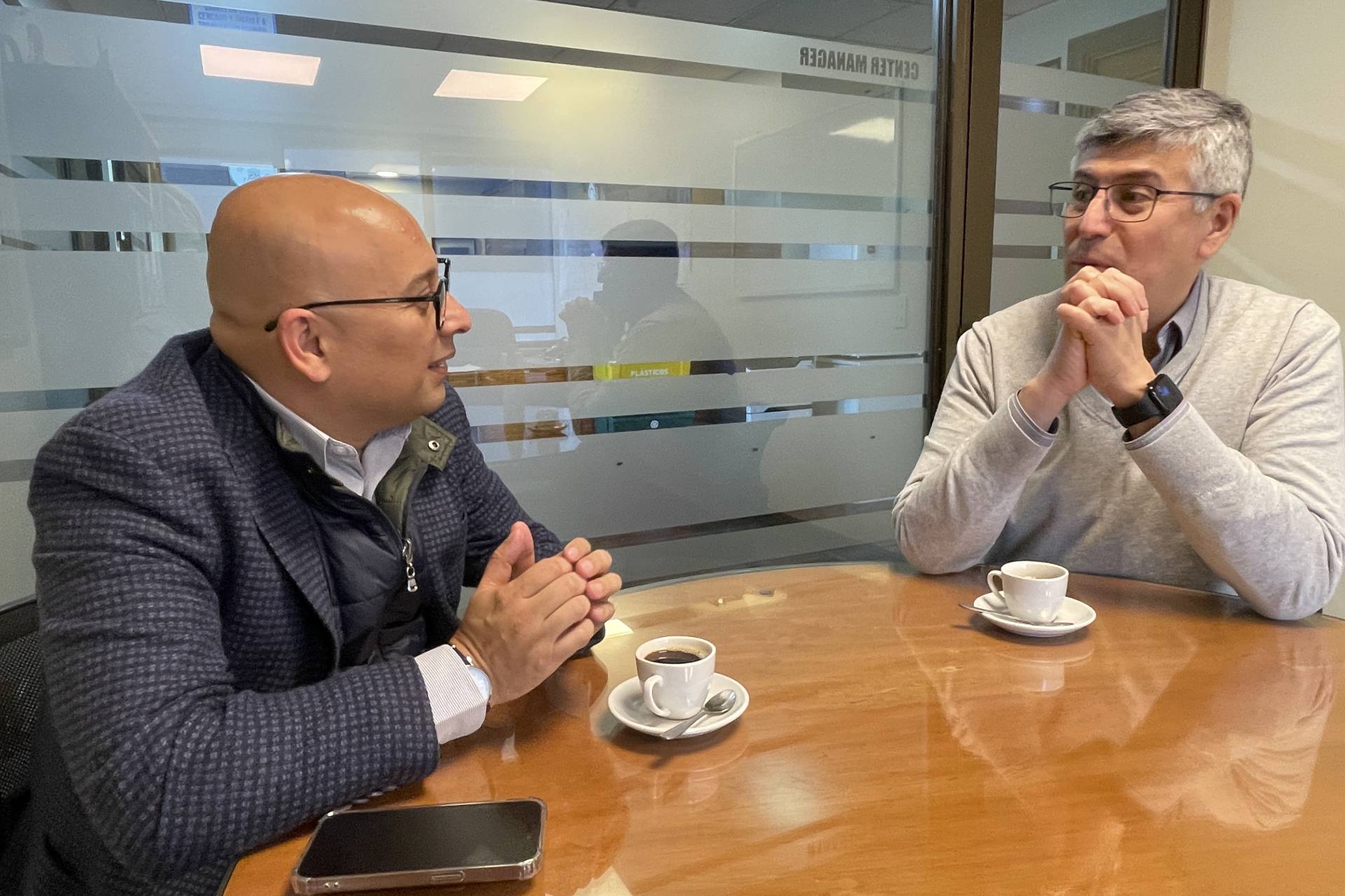 Concejal Yerson Soto y gerente del Mall Arauco Chillán abordan la situación de disturbios generados por estudiantes dentro del recinto.