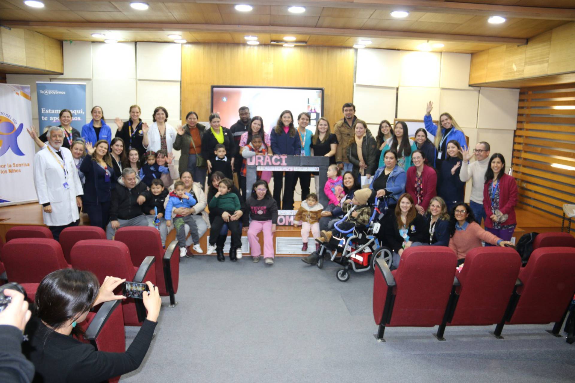 Hospital Dr. Roberto del Río entrega iPads a niños con dificultades de comunicación gracias a Fundación Te Apoyamos