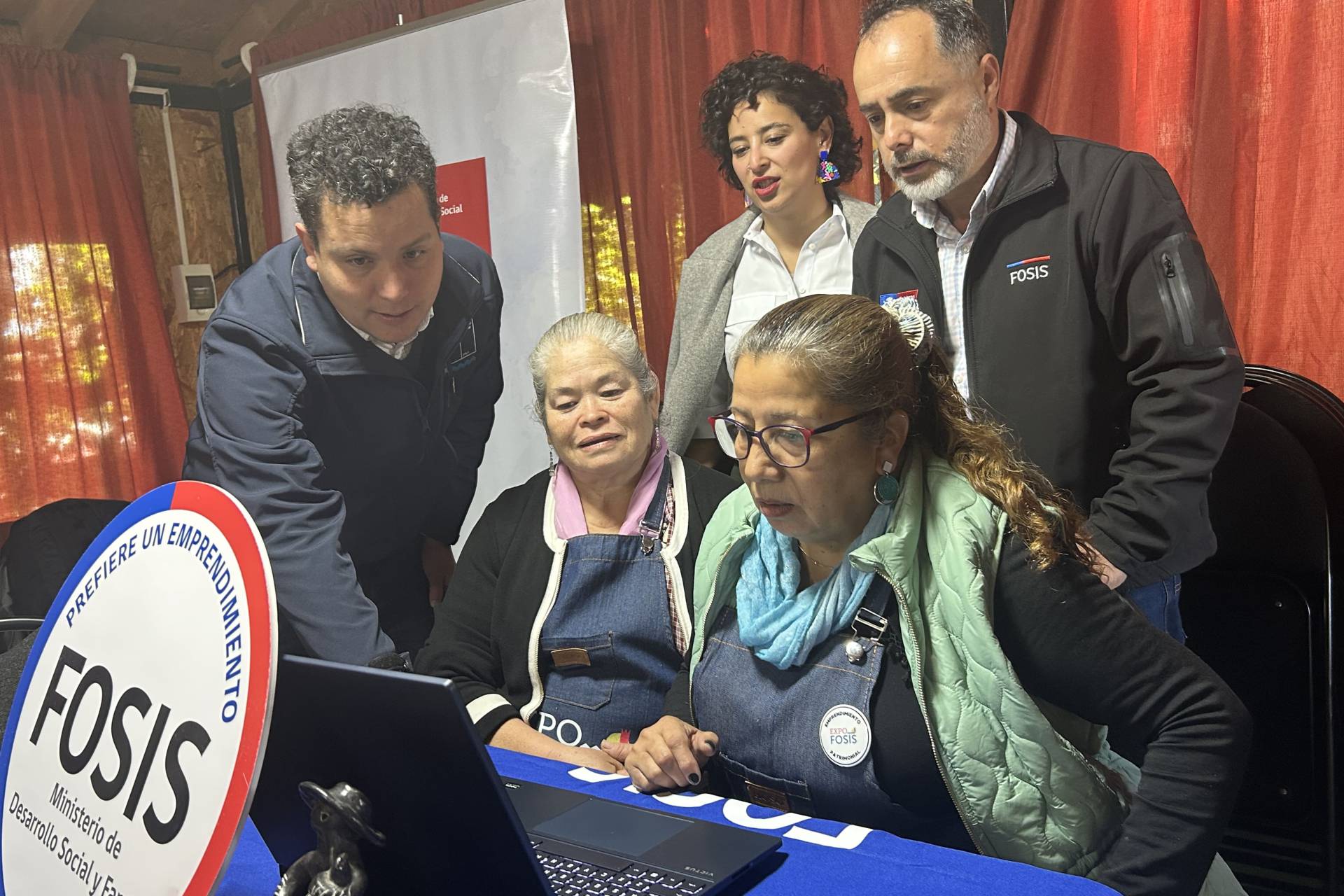 Alfareras de Quinchamalí conocen el nuevo Portal de Emprendimiento para postular al FOSIS