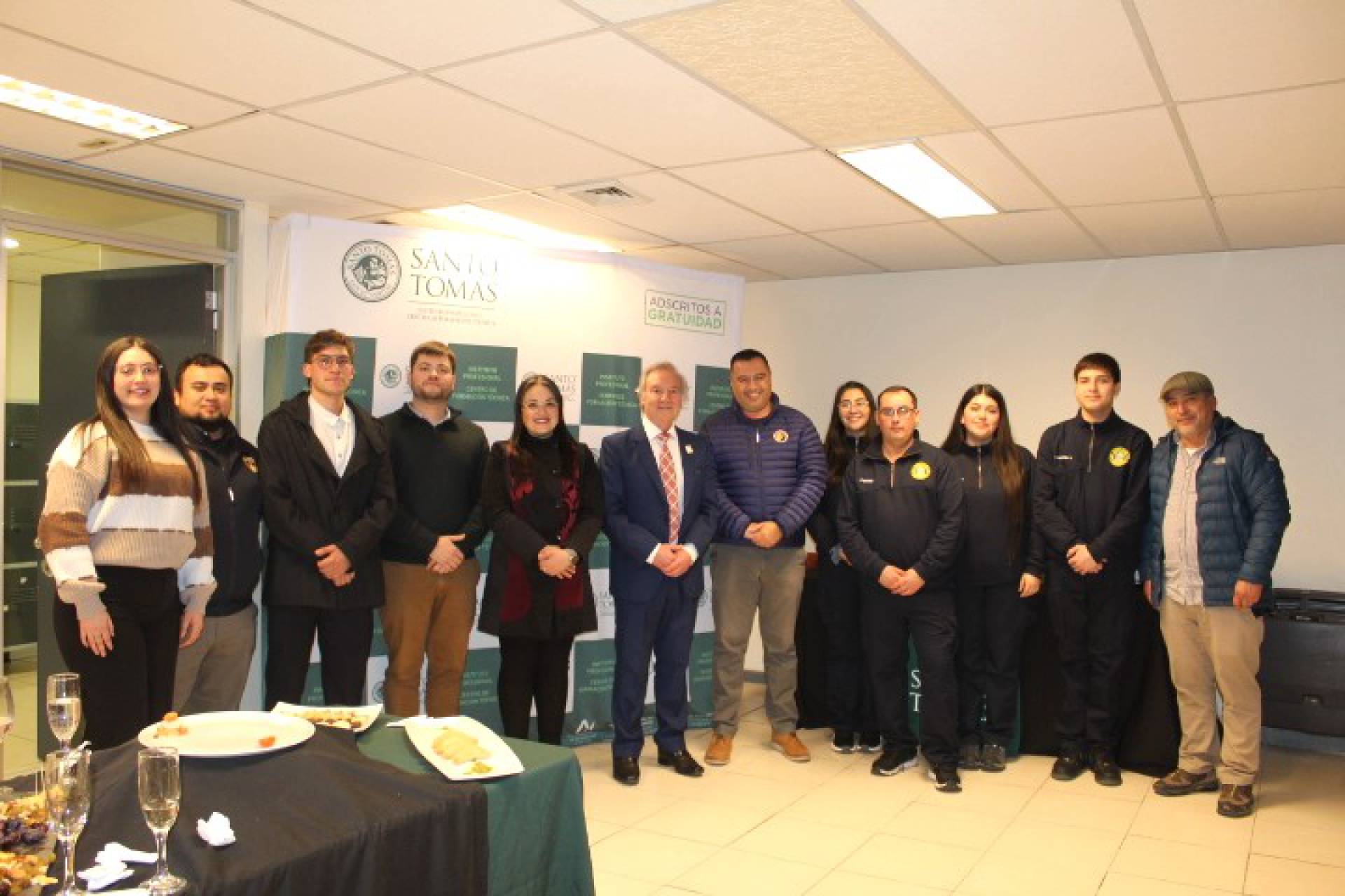 Con homenaje a CONAF, Bomberos y la Municipalidad, Santo Tomás consolida su cena anual de reconocimiento