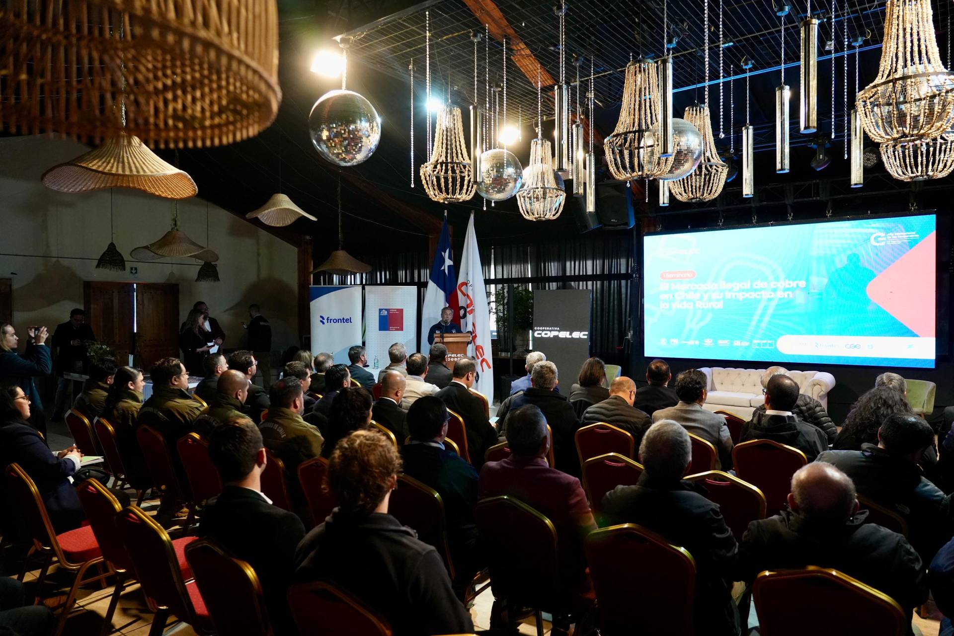 Autoridades y empresas eléctricas abordan el robo de cables en seminario regional en Ñuble