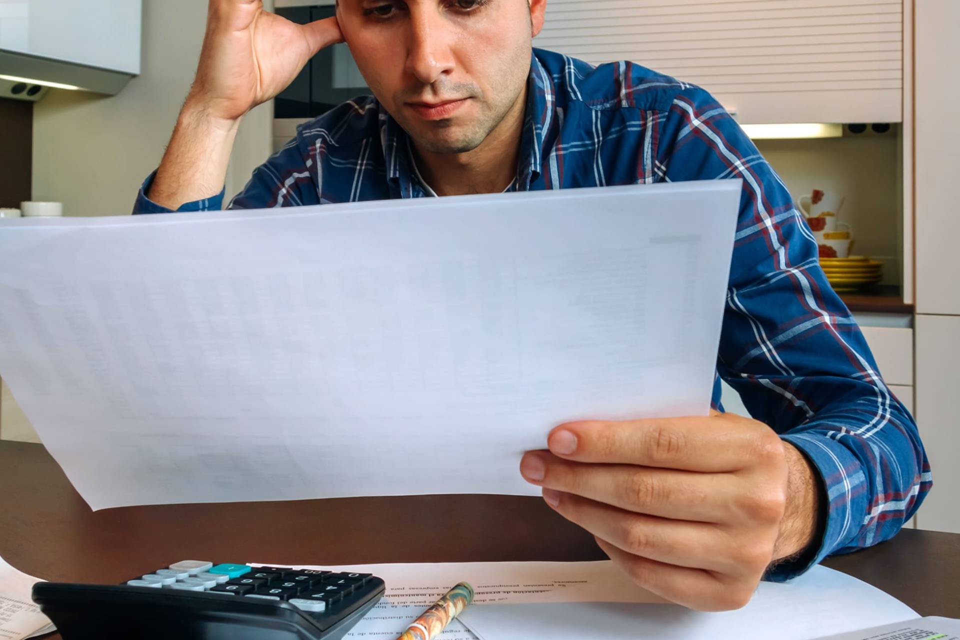 Los deudores más golpeados: adultos de 31 a 40 años y con sueldos de $1 millón lideran renegociaciones