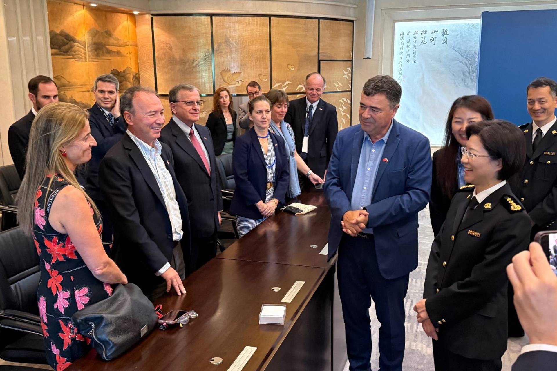Ministro Valenzuela llamó a intensificar el intercambio académico y científico en visita a la Academia China de Ciencias Agrícolas