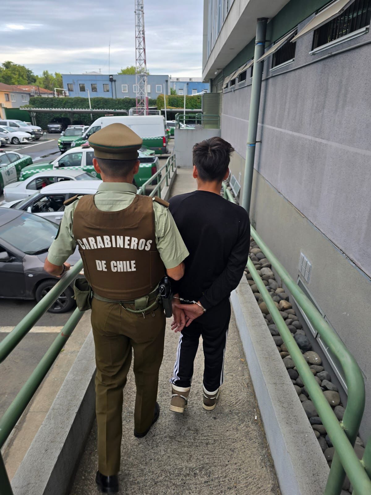 Carabineros de Chillán detienen a dos menores involucrados en un robo en un establecimiento educacional local. En un operativo realizado por Carabi…