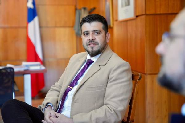 Contratación de Anwar Farrán por diputado Francisco Crisóstomo abre debate sobre control de asesorías parlamentarias