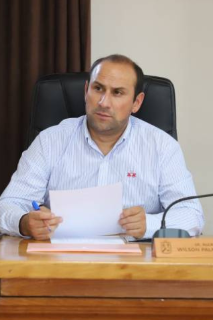 Contraloría determina que alcalde de Coihueco debe asumir costos de su defensa judicial con recursos personales