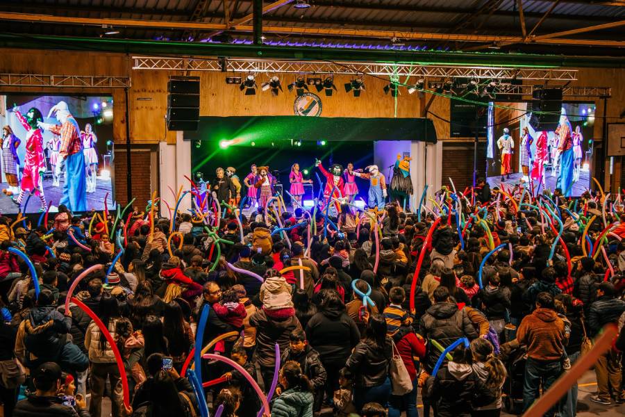 Cachureos atrae a familias de San Carlos en dos exitosas presentaciones gratuitas en el Gimnasio Héctor Aqueveque