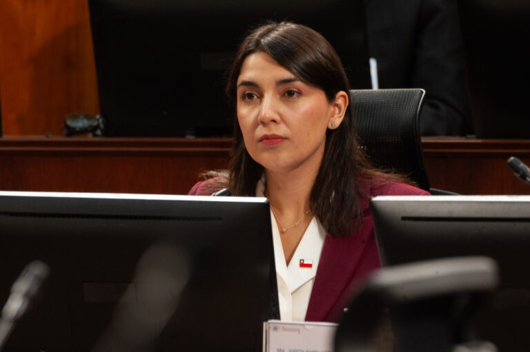 Denuncian aumentos salariales en el Ministerio de la Mujer: alzas llegarían al 35% y superarían los $8,5 millones