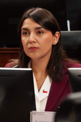 Denuncian aumentos salariales en el Ministerio de la Mujer: alzas llegarían al 35% y superarían los $8,5 millones