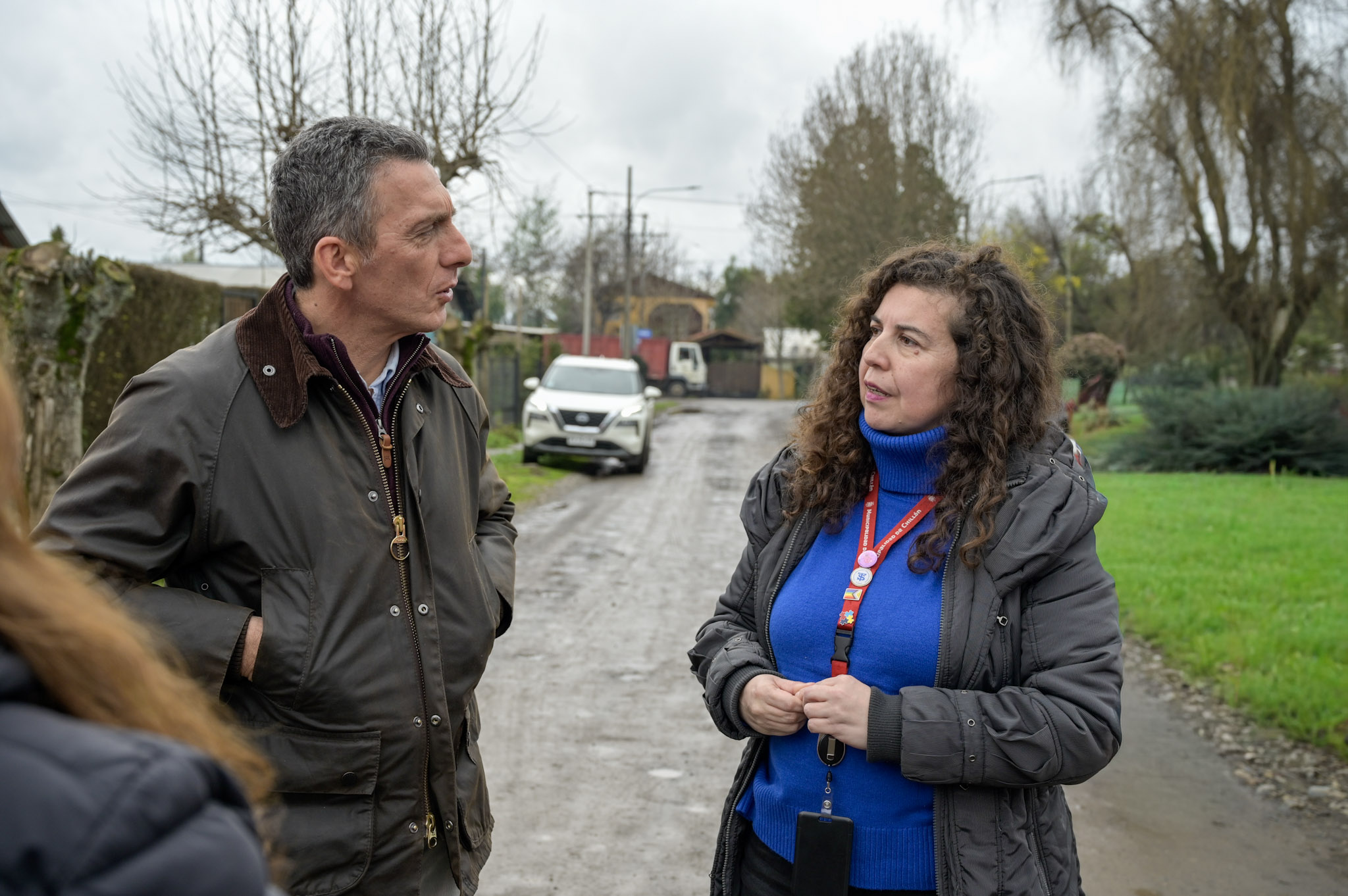 Municipalidad de Chillán entrega apoyo a 16 familias afectadas por mal tiempo en Santa Raquel: Instalan contenedores de agua y entregan suministros básicos