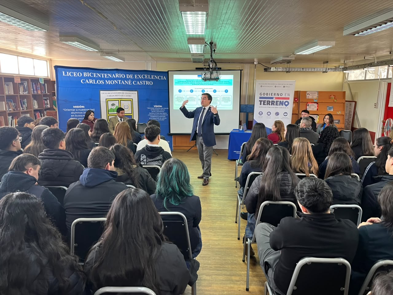 Gobierno impulsa diálogo sobre seguridad escolar en Quirihue: autoridades se reúnen con estudiantes del Liceo Carlos Montané