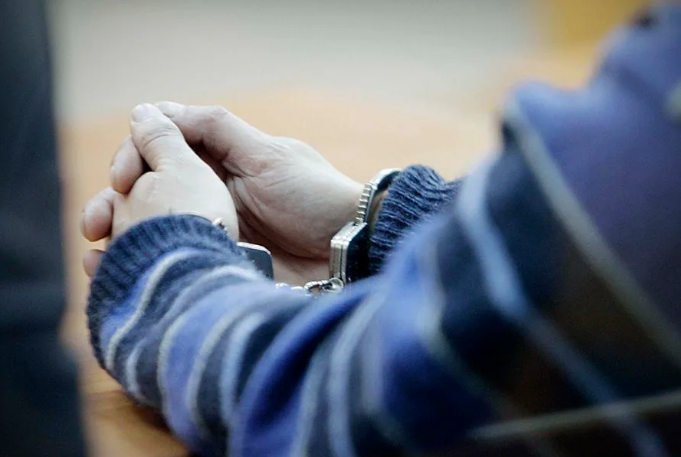 Hombre colombiano enfrenta prisión preventiva tras lanzar revólver durante persecución en Chillán